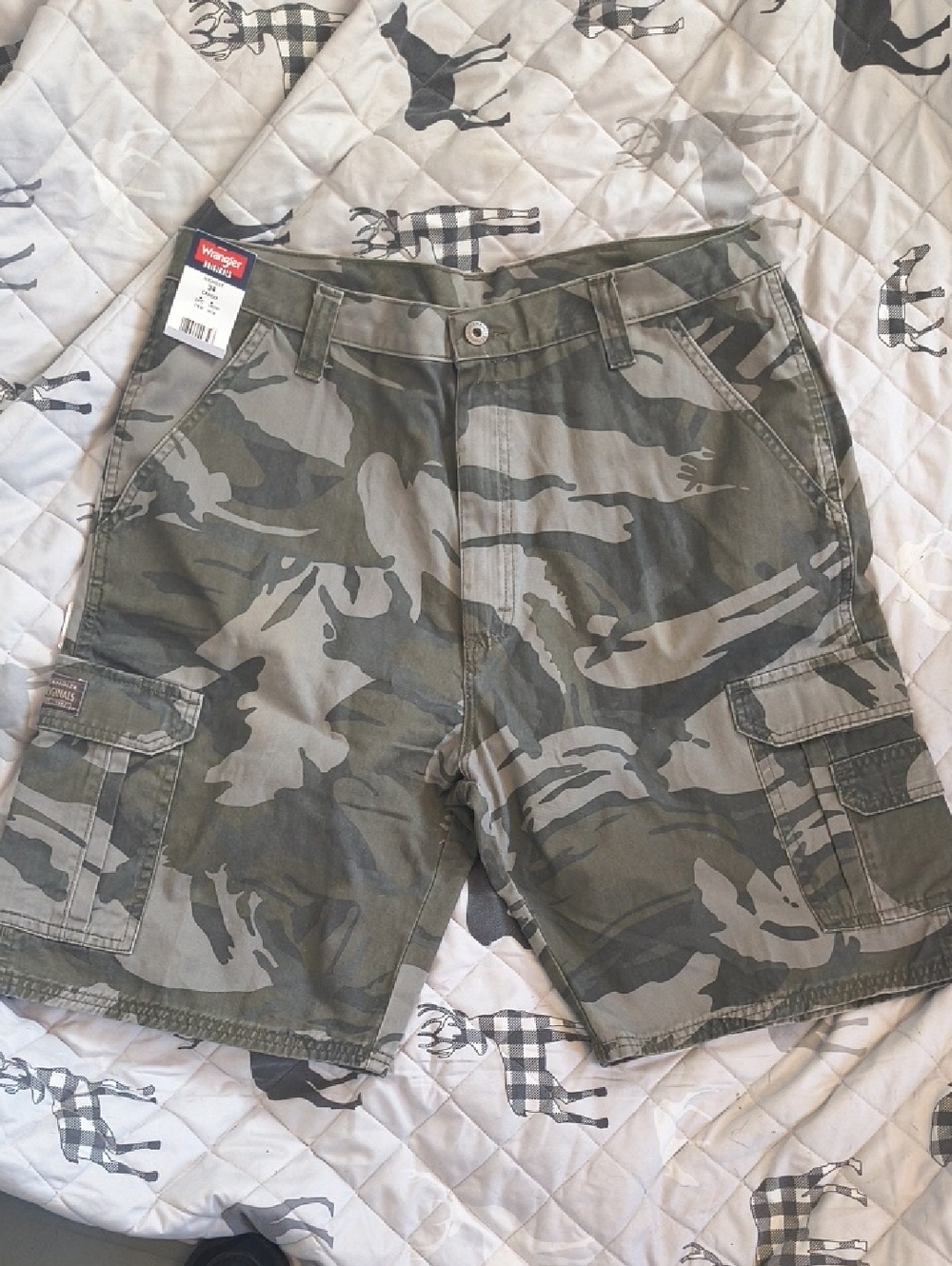 Wrangler Men’s Camouflage Cargo Shorts in Olive and Gray Nwt